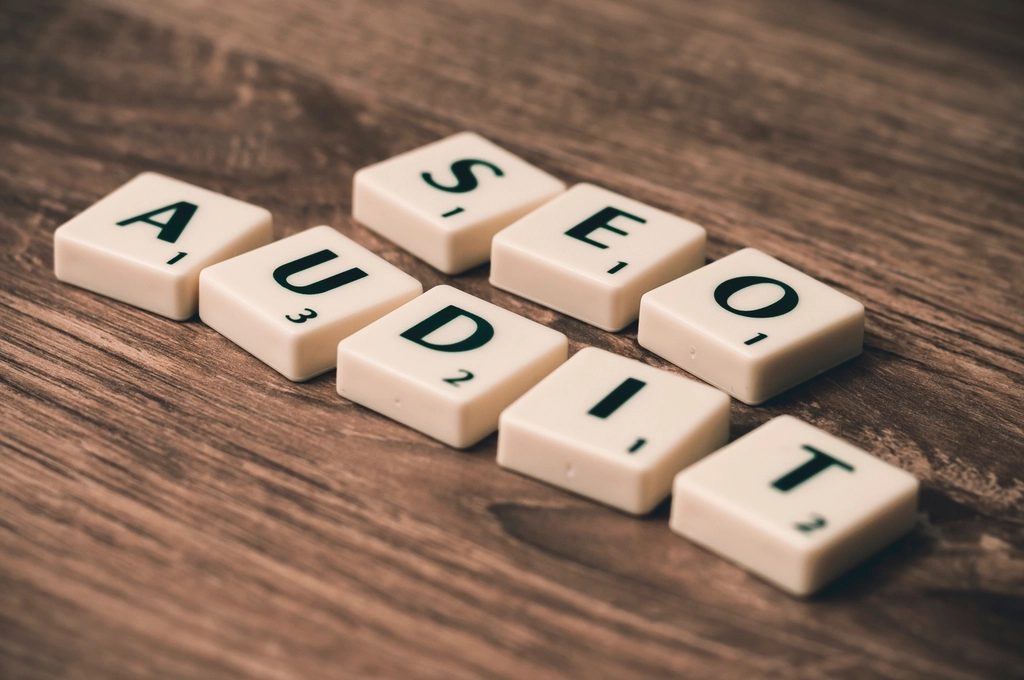 Letras formando la palabra SEO