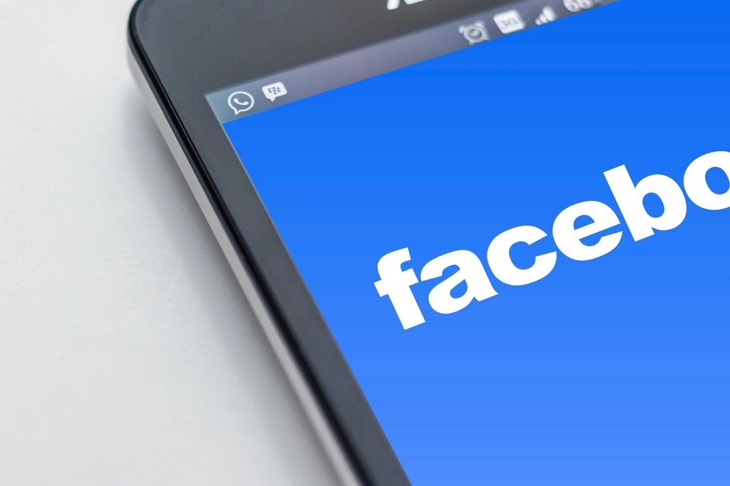Aplicacion de Facebook abierta en un movil